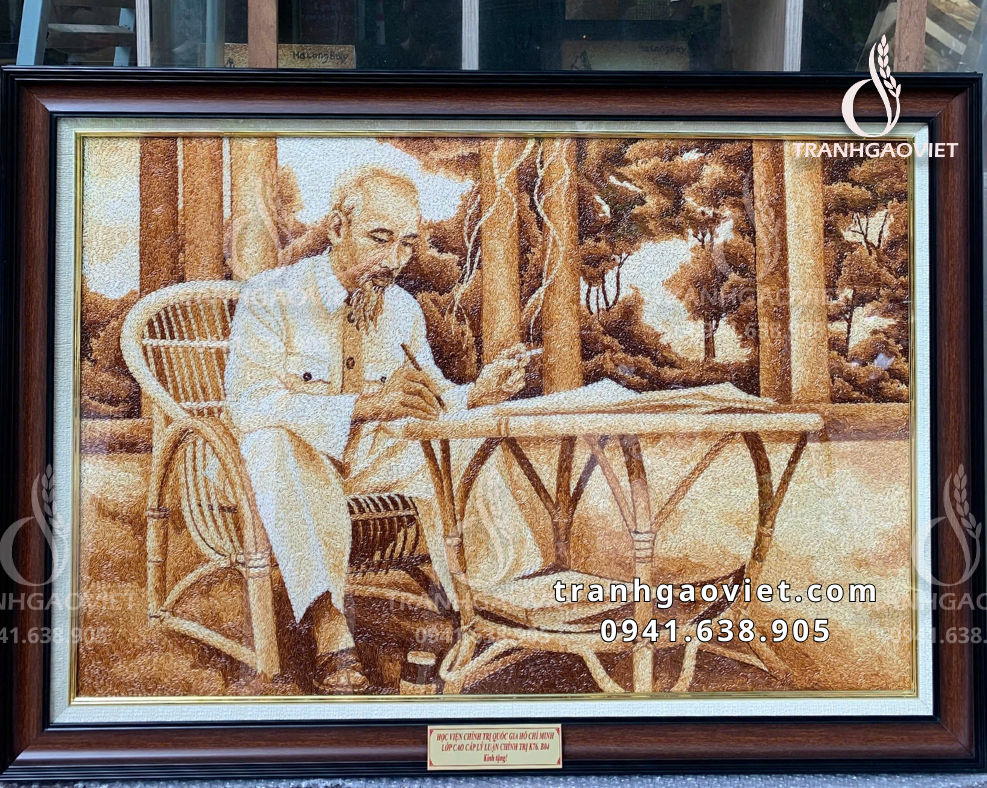 Tranh gạo rang B&aacute;c Hồ ngồi l&agrave;m việc